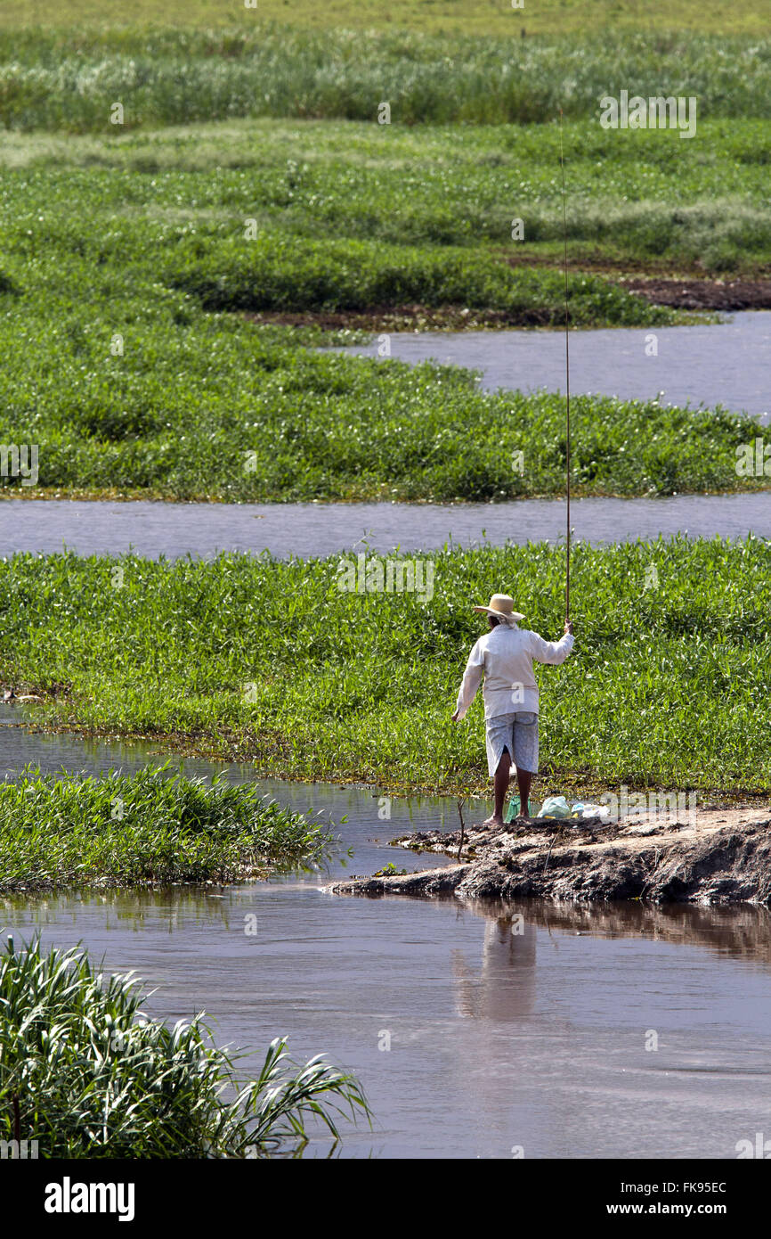 Person Angeln im Großraum Tietê Fluss Stadt Biritiba-Mirim - Sao Paulo Stockfoto