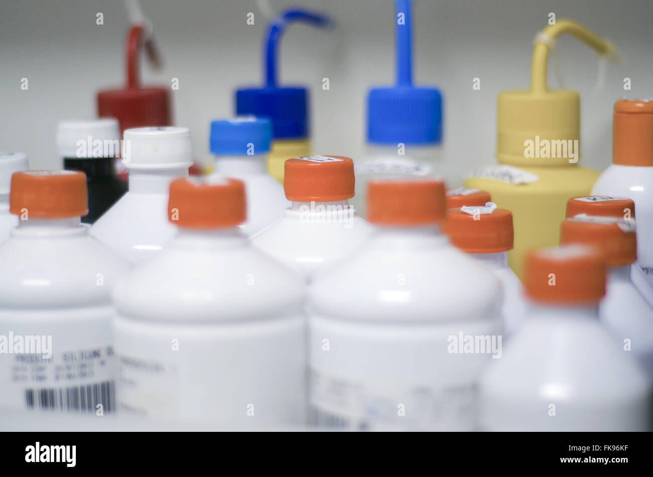 Gläser mit Rohstoffen für den Einsatz in der Labor-Manipulation von dermocosméticos Stockfoto
