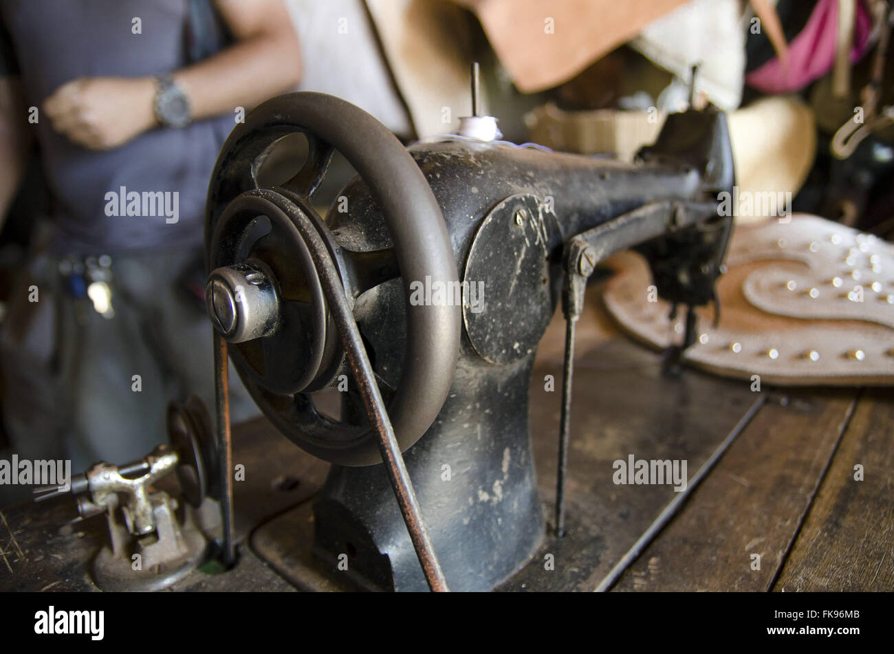 Antike Nähmaschine verwendet in der Cowboy-Anzug-confeccao Stockfoto