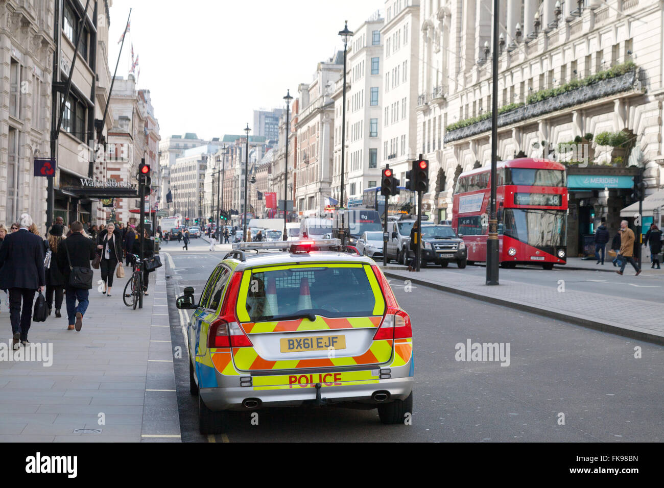 Londoner Polizeiwagen; EIN Polizeiwagen auf Piccadilly, im Zentrum von London, Großbritannien Stockfoto