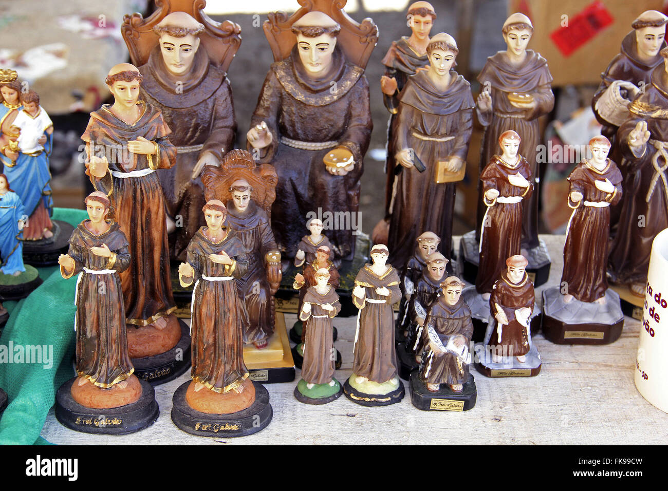 Miniaturen-Verkauf am Santuario Frei Galvao in der Stadt Guaratingueta Stockfoto