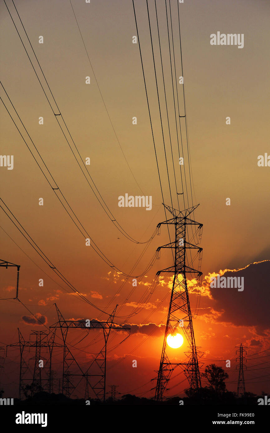 Netzwerk der Stromübertragung in der Abenddämmerung in Guaratingueta Stockfoto