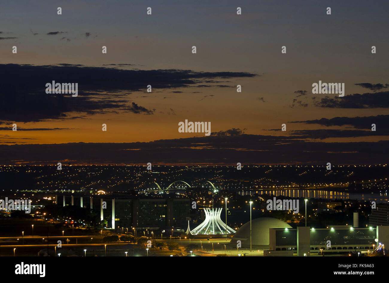 Esplanada Dos Ministerios und Catedral Metropolitana Nossa Senhora Aparecida in der Morgendämmerung Stockfoto