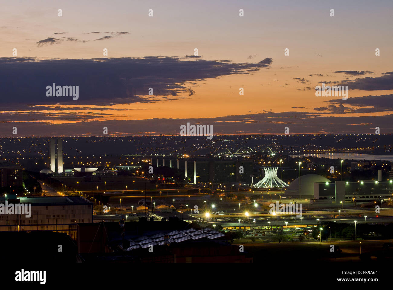 Esplanada Dos Ministerios und Catedral Metropolitana Nossa Senhora Aparecida in der Morgendämmerung Stockfoto