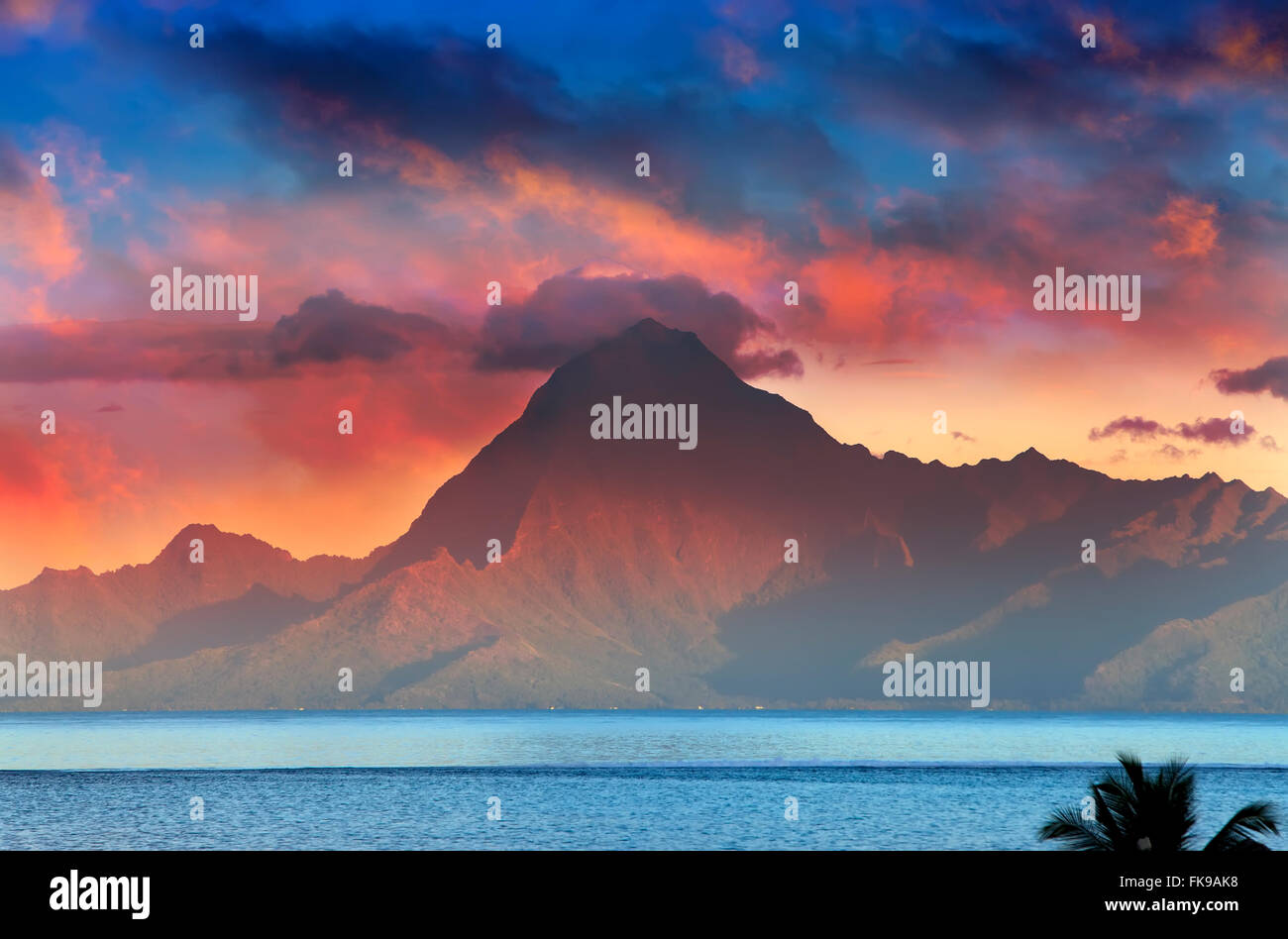 Blick auf Berg Orohena bei Sonnenuntergang. Polynesien. Tahiti. Stockfoto