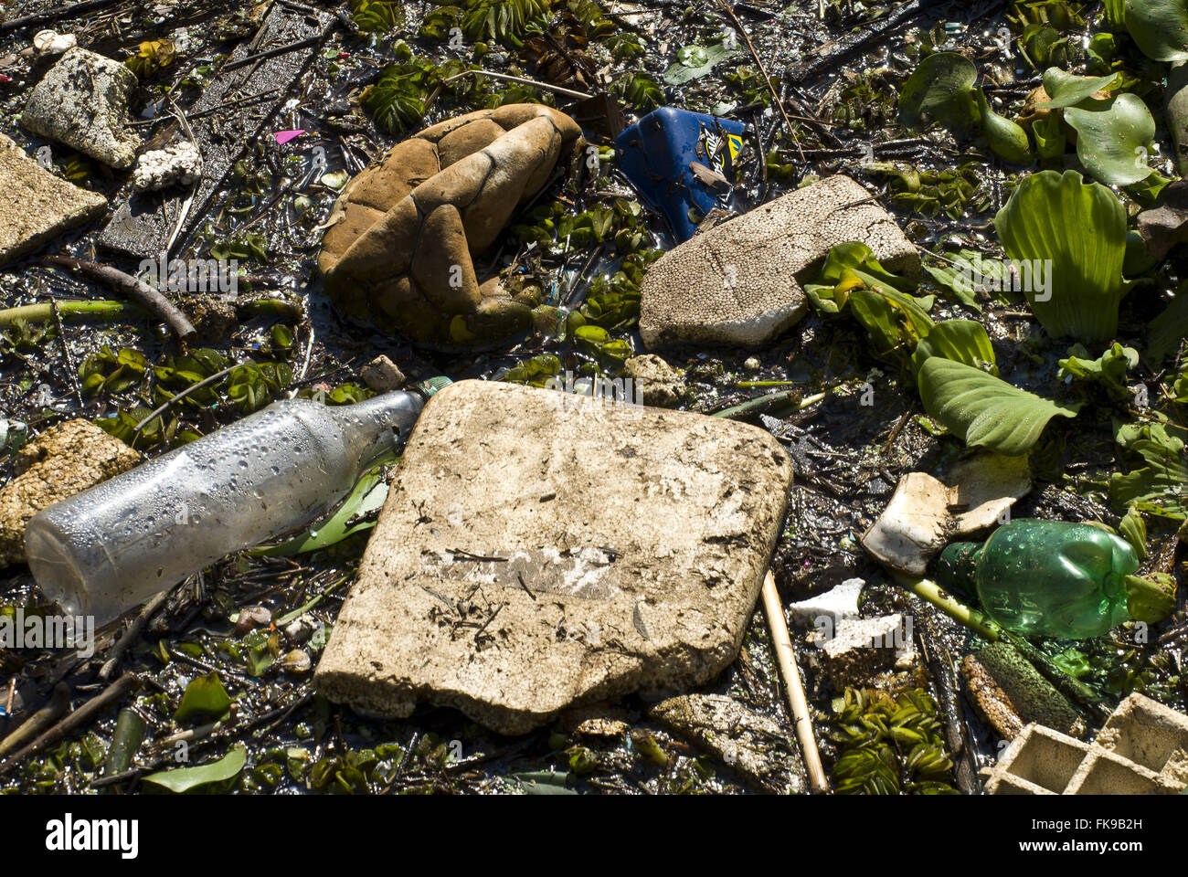 Anhäufung von Müll auf der Region des Flusses Guaiba in den docks Stockfoto