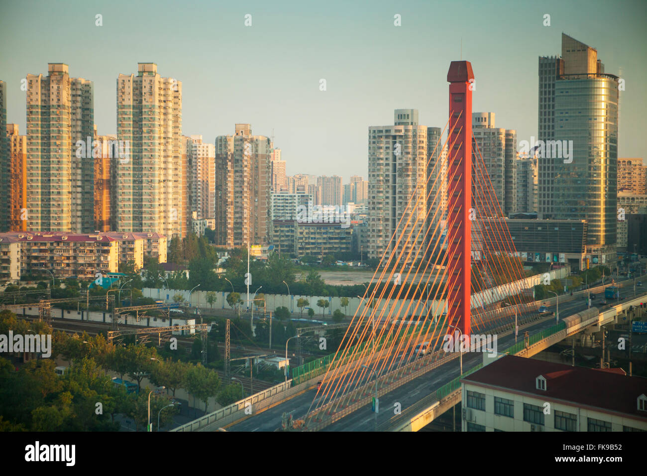 Mehrfamilienhäuser und Brücke entlang des Flusses Huangpu, Shanghai, China Stockfoto
