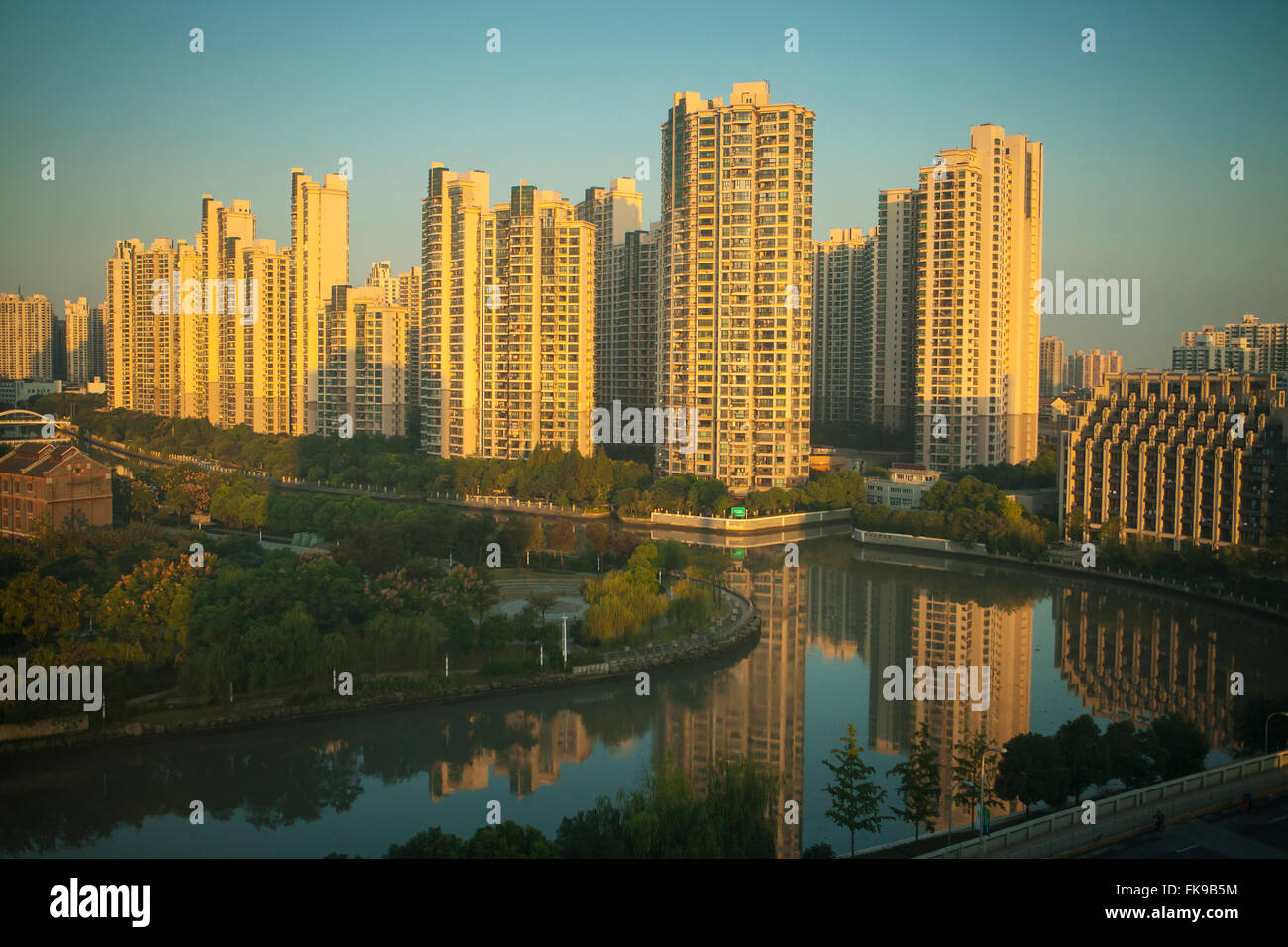 Wohnblocks entlang des Flusses Huangpu, Shanghai, China Stockfoto