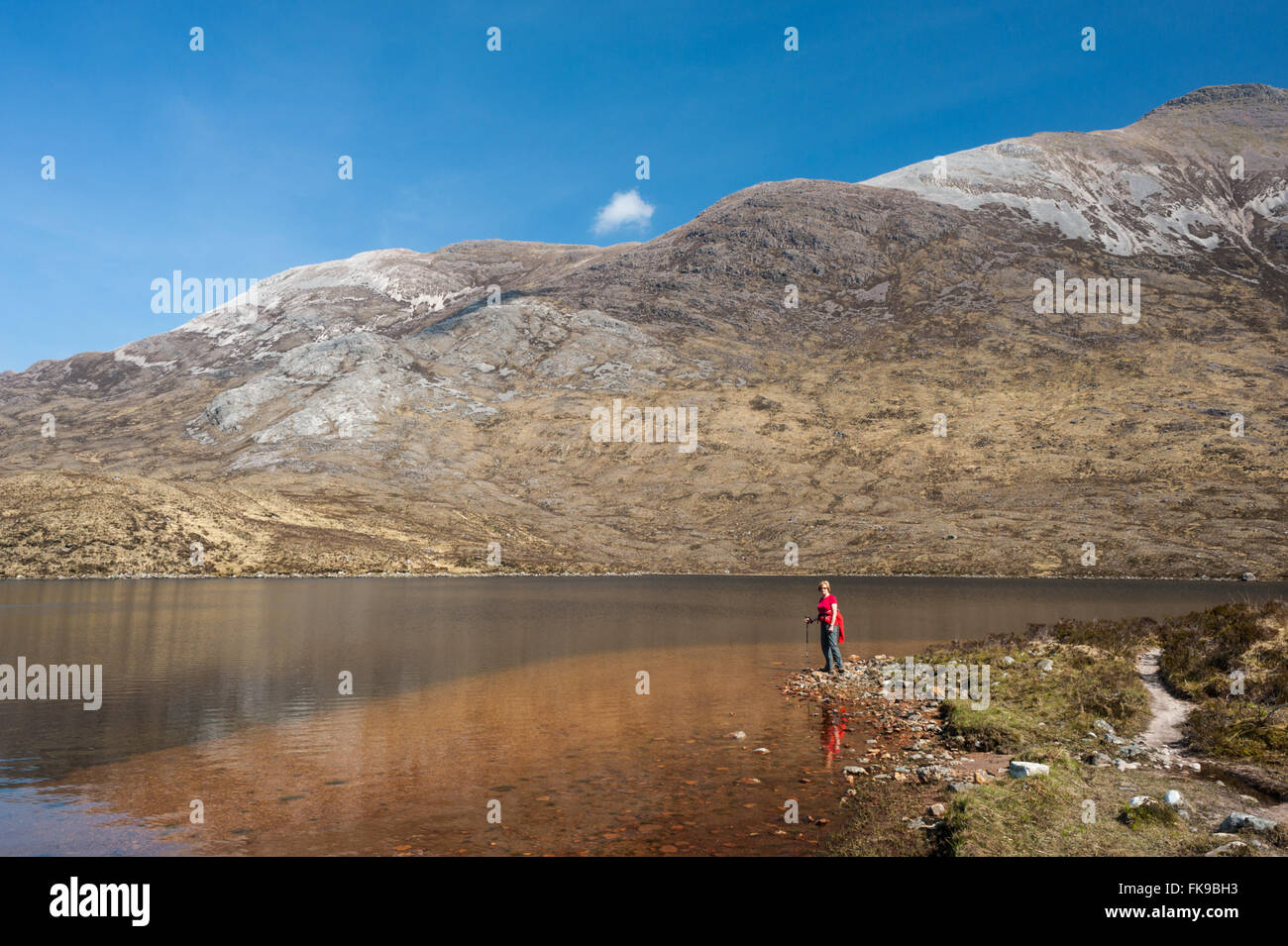Loch Coire Fionnaraich und die Steigung der Sgorr Ruadh Stockfoto