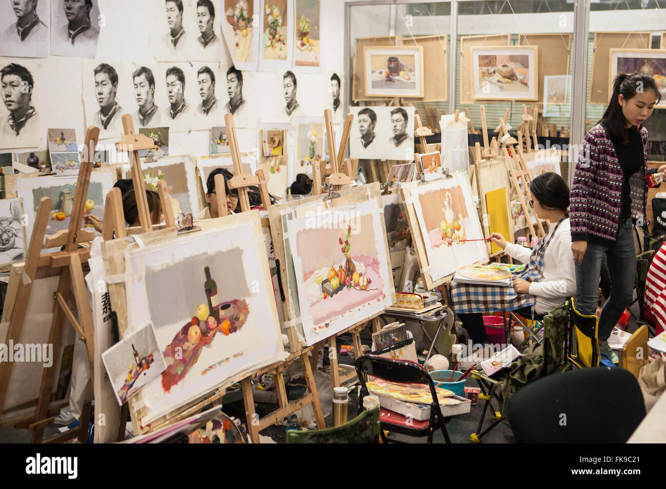 Schüler malen bei Xu Beihong Art School, Shanghai, China Stockfoto
