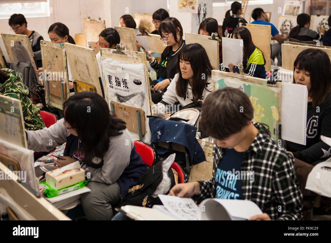 Schüler malen bei Xu Beihong Art School, Shanghai, China Stockfoto