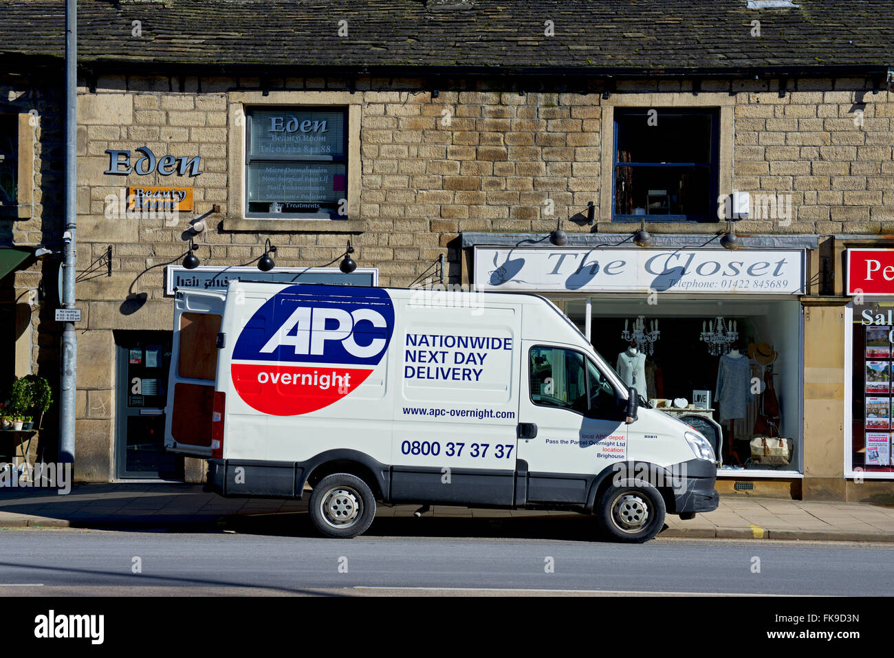 APC bundesweit Delvery van geparkt vor Geschäften, England UK Stockfoto