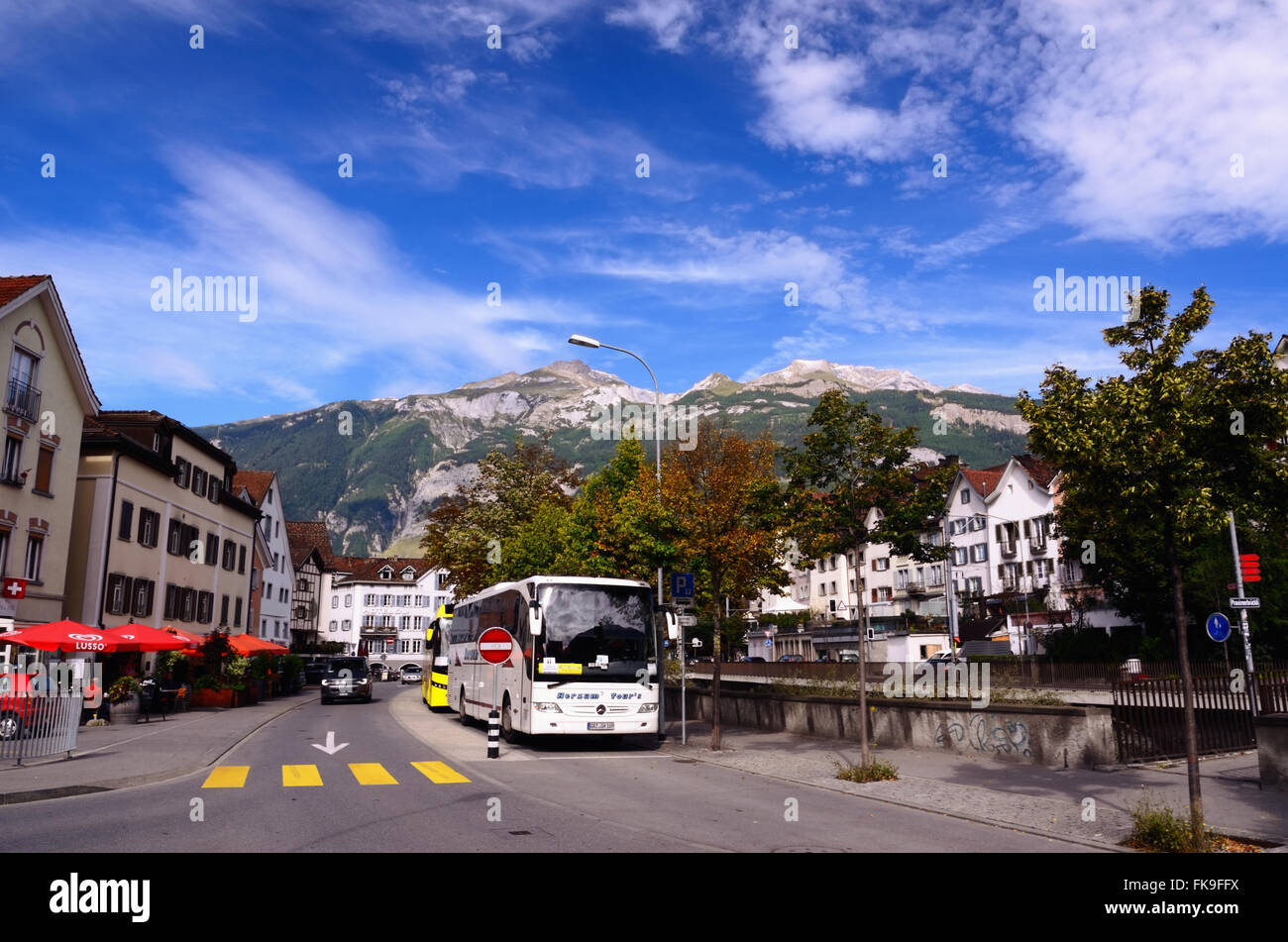 Touristenbus in einer Straße von der Schweizer Stadt Chur (Kanton Graubünden, Ostschweiz) an einem schönen Tag Stockfoto