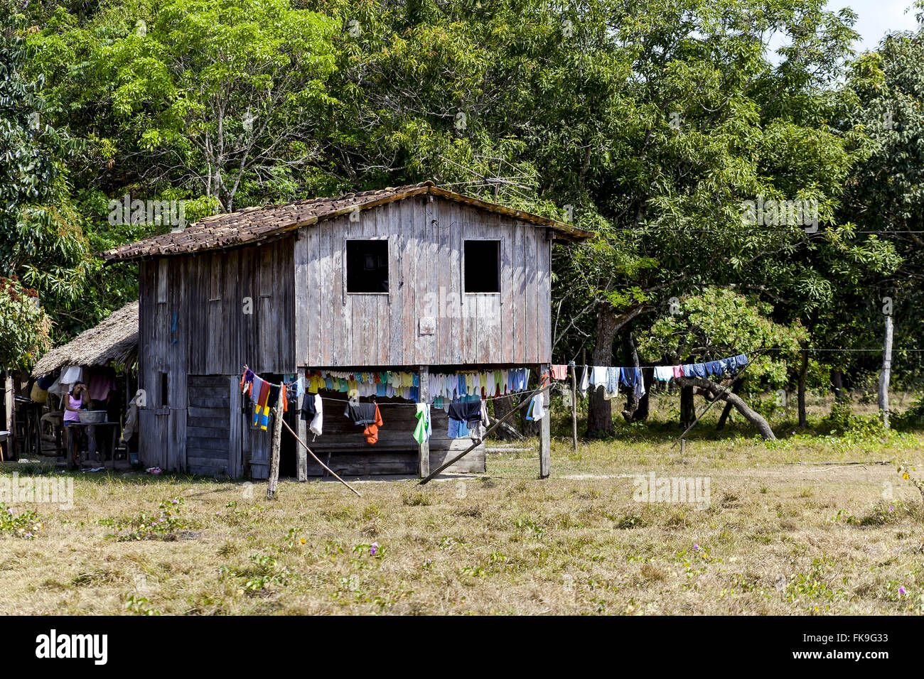Wäscheleine mit Kleidung zu Hause in der Regel Marajoara - Insel Marajó Stockfoto