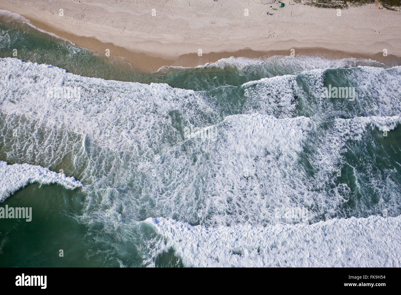 Luftaufnahme des Details der brechenden Wellen am Praia da Barra Barra da Tijuca Stockfoto