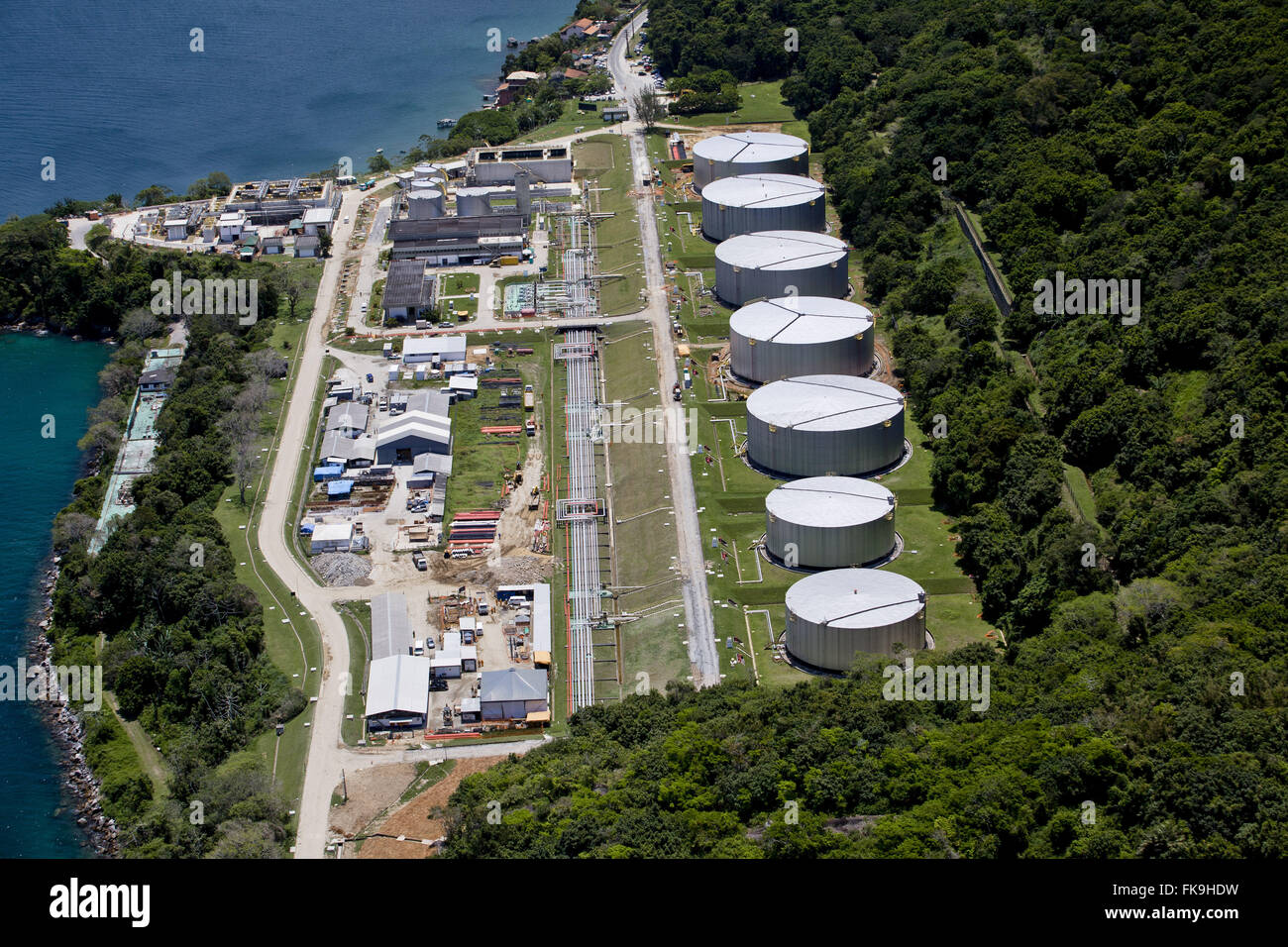 Luftbild des Öl-Terminal von der Bucht von Ilha Grande - TEBIG auf Ostseite Stockfoto
