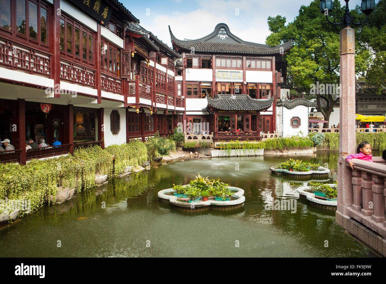 Restaurants, Wassergarten und traditioneller Architektur, Yuyuan Tourist Mart, Shanghai, China Stockfoto