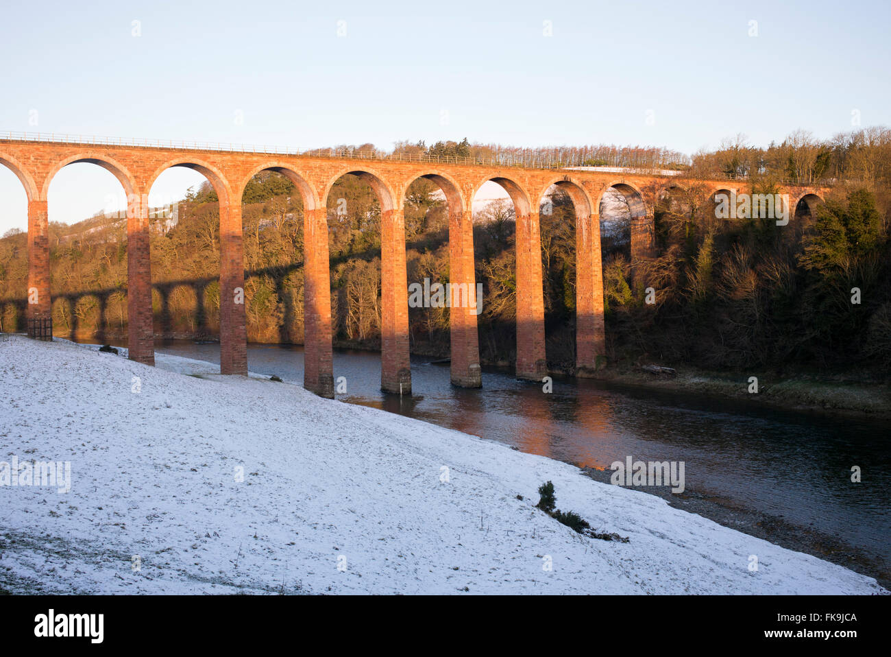 Leaderfoot Viadukt über den Fluss Tweed in der Nähe von Melrose in den Scottish Borders bei Sonnenaufgang im winter Stockfoto