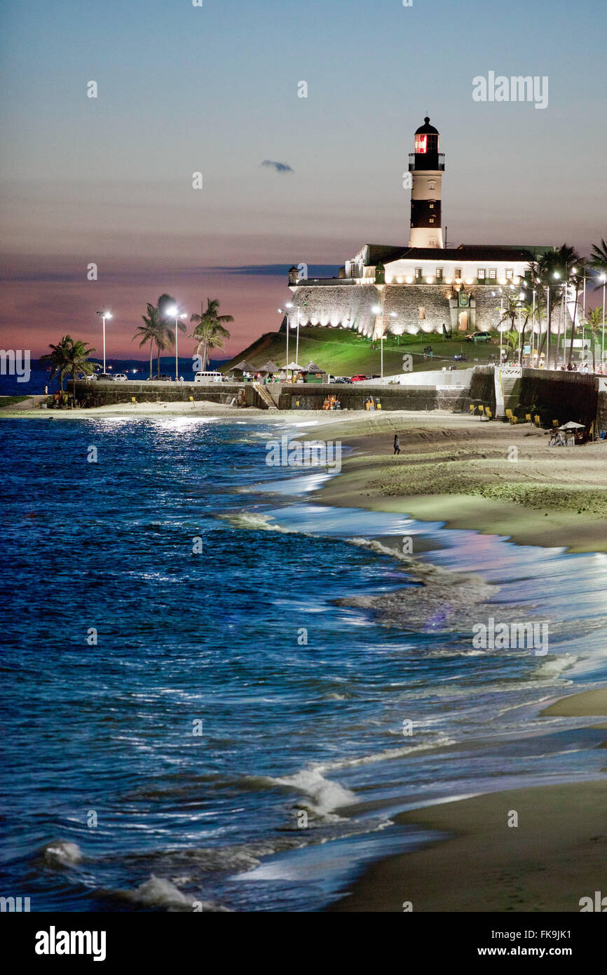 Ondina Beach und Forte de Santo Antonio da Barra - auch bekannt als der Leuchtturm von Barra im Hintergrund Stockfoto