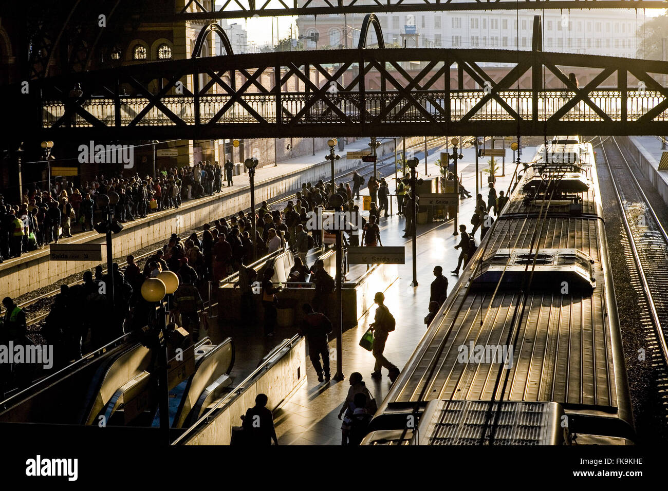 Der Personenverkehr auf dem Bahnsteig des Lichtes - Zentrum Stockfoto