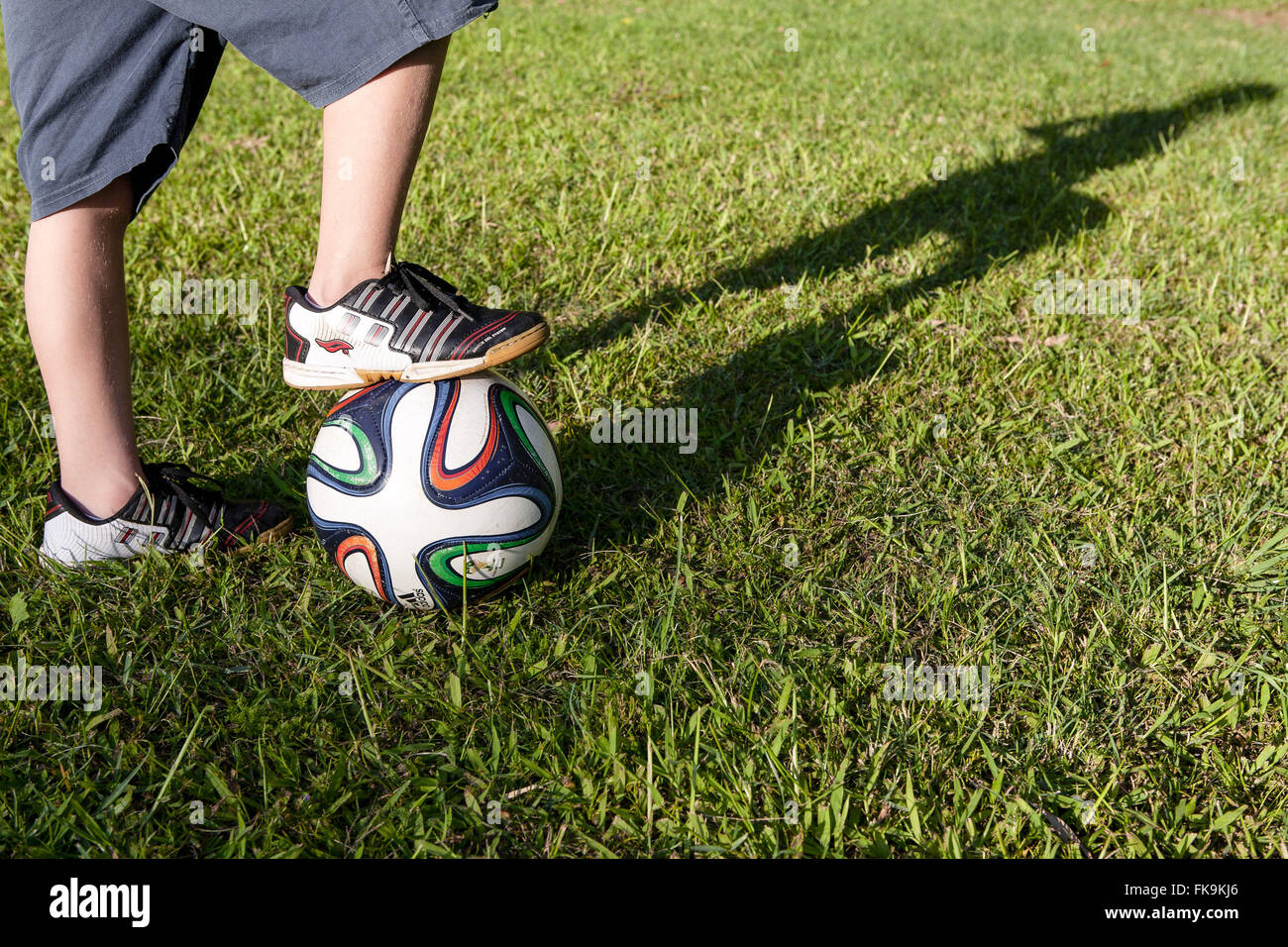 Detail der Pe junge stützte sich auf Ball Weltmeisterschaft Brazuca offizielle 2014 FIFA Stockfoto