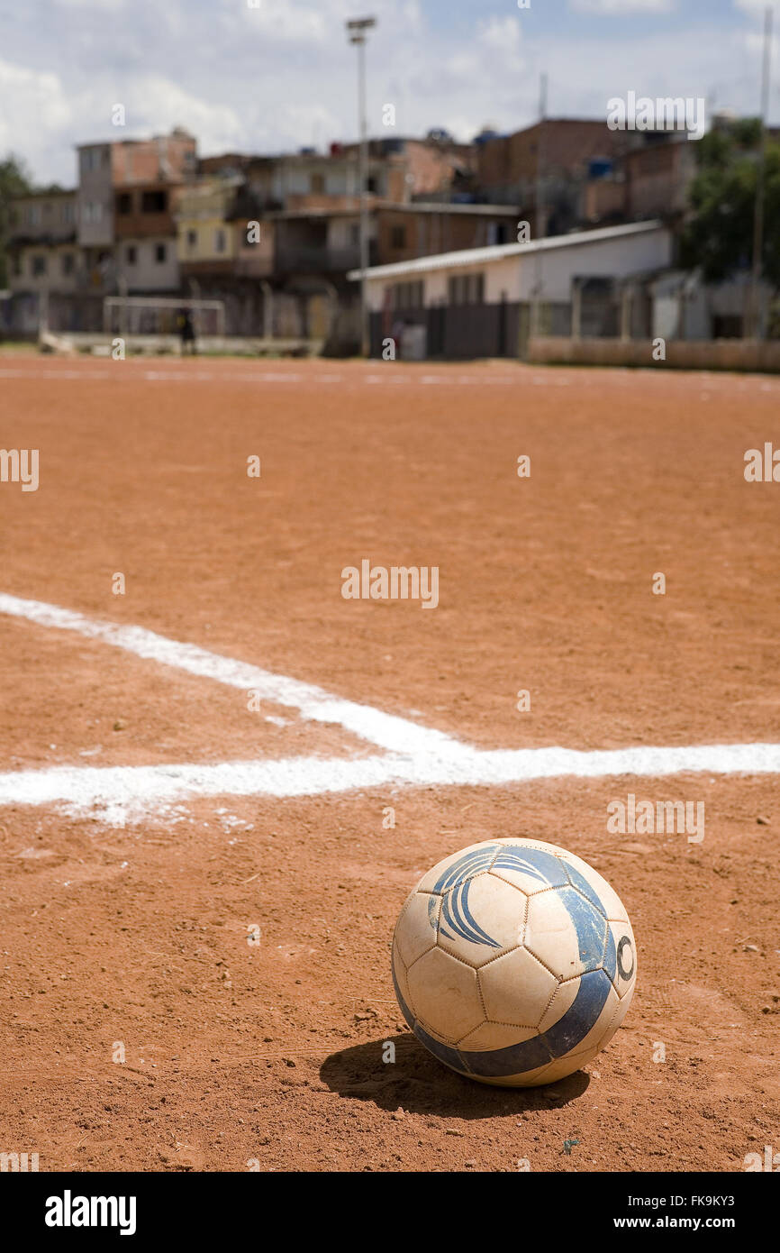 Abgrenzung und Ball auf Fußballplatz der Aue Stockfoto