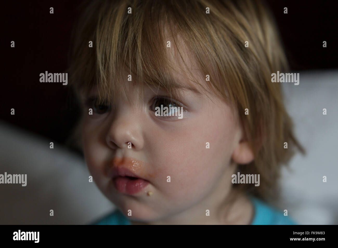 Porträt des zweijährigen Mädchens nach dem Essen, Marmelade und toast Stockfoto