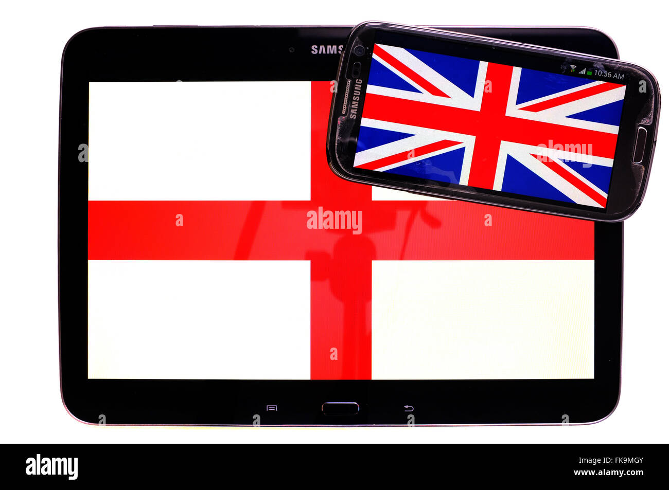 Ein Tablet mit der englischen Flagge drauf und ein Smartphone mit dem Union Jack auf weißem Hintergrund. Stockfoto