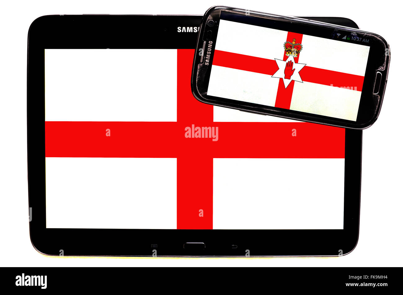 Ein Tablet mit der englischen Flagge drauf und ein Smartphone mit der nordirischen Flagge drauf vor einem weißen Hintergrund. Stockfoto