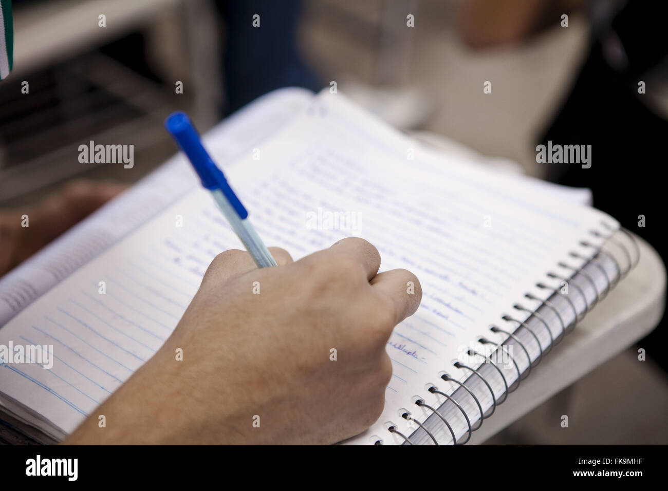 Schüler schreiben in Notebook in die staatliche Schule der beruflichen Bildung Paul Petrola Stockfoto