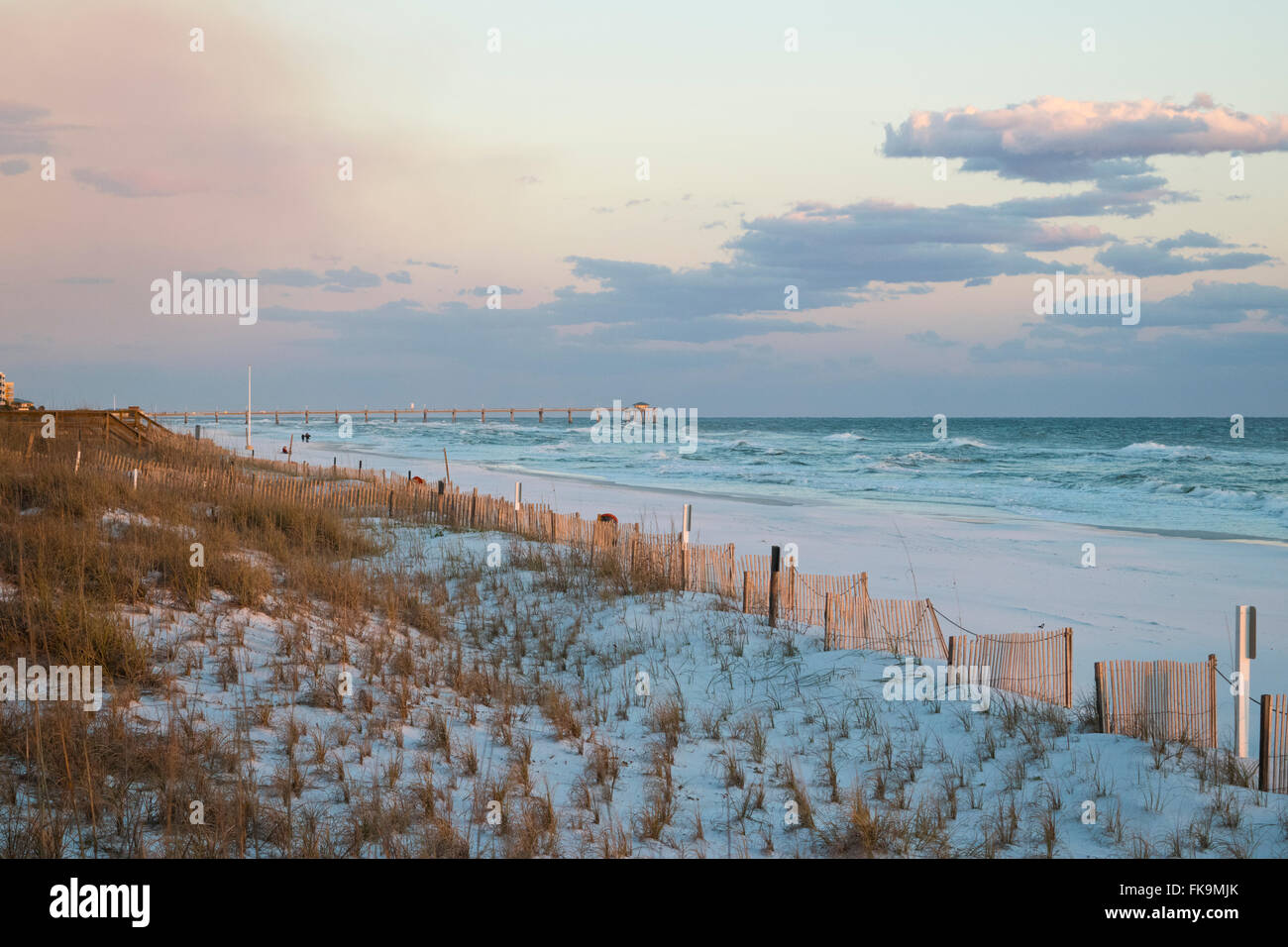 Okaloosa Insel Zaun und Pier bei Sonnenuntergang. Stockfoto