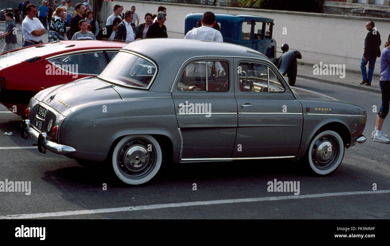 AJAXNETPHOTO - TRIEL, FRANKREICH - KLASSISCHE FRANZÖSISCHE LIMOUSINE - 1961 RENAULT ONDINE (VARIANTE DAUPHINE) - IN EINER STRASSE GEPARKT. FOTO: JONATHAN EASTLAND/AJAX. REF:101370 Stockfoto