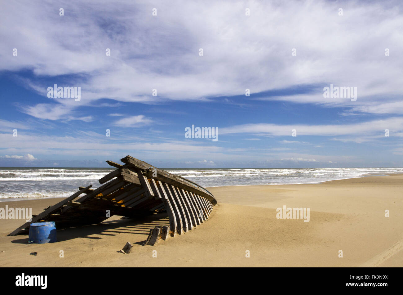 Reste der zerstörten Boot am Strand von der Stadt von Senf - RS Stockfoto