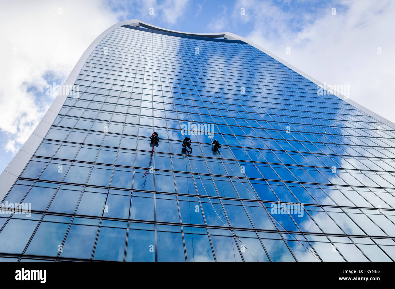 Fensterputzer Abseilen Im Walkie Talkie Building, 20 Fenchurch Street, London, Großbritannien. Stockfoto