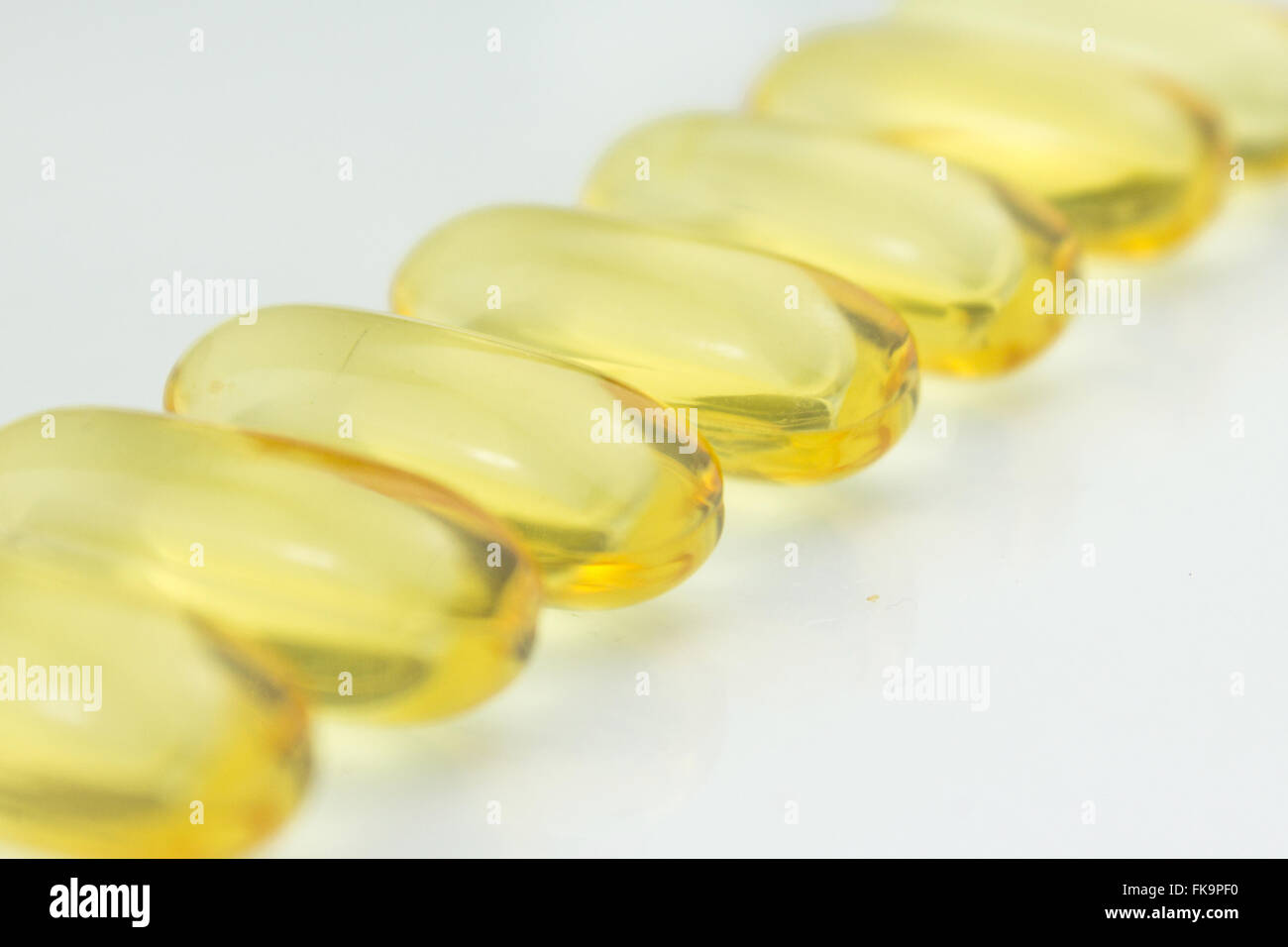 Fischölkapseln, Omega-3 Kapseln auf weißem Hintergrund Stockfoto