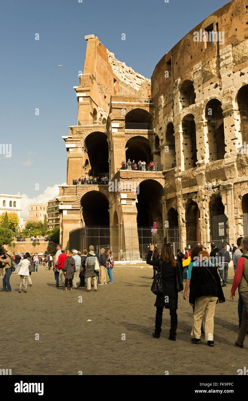 Verschiedene Tour Gruppen Kopf zum Kolosseum Stockfoto