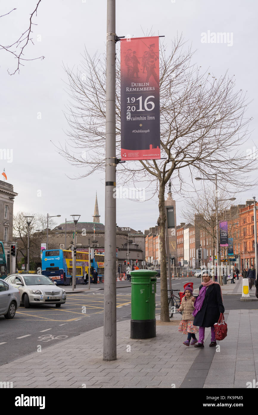 Dublin, erinnert sich 1916 Fahnen und Flaggen zum Gedenken an das steigen auf Fahnenmasten und Laternen Sround der Stadt Zentrum im Jahr 2016 Stockfoto