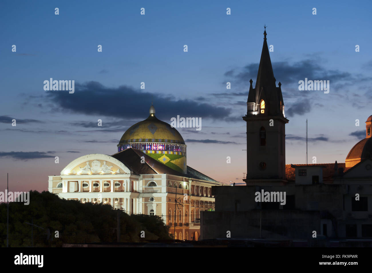 Amazon-Theater in der Dämmerung - während des Kautschuk-Zyklus im Jahr 1896 erbaut. Stockfoto