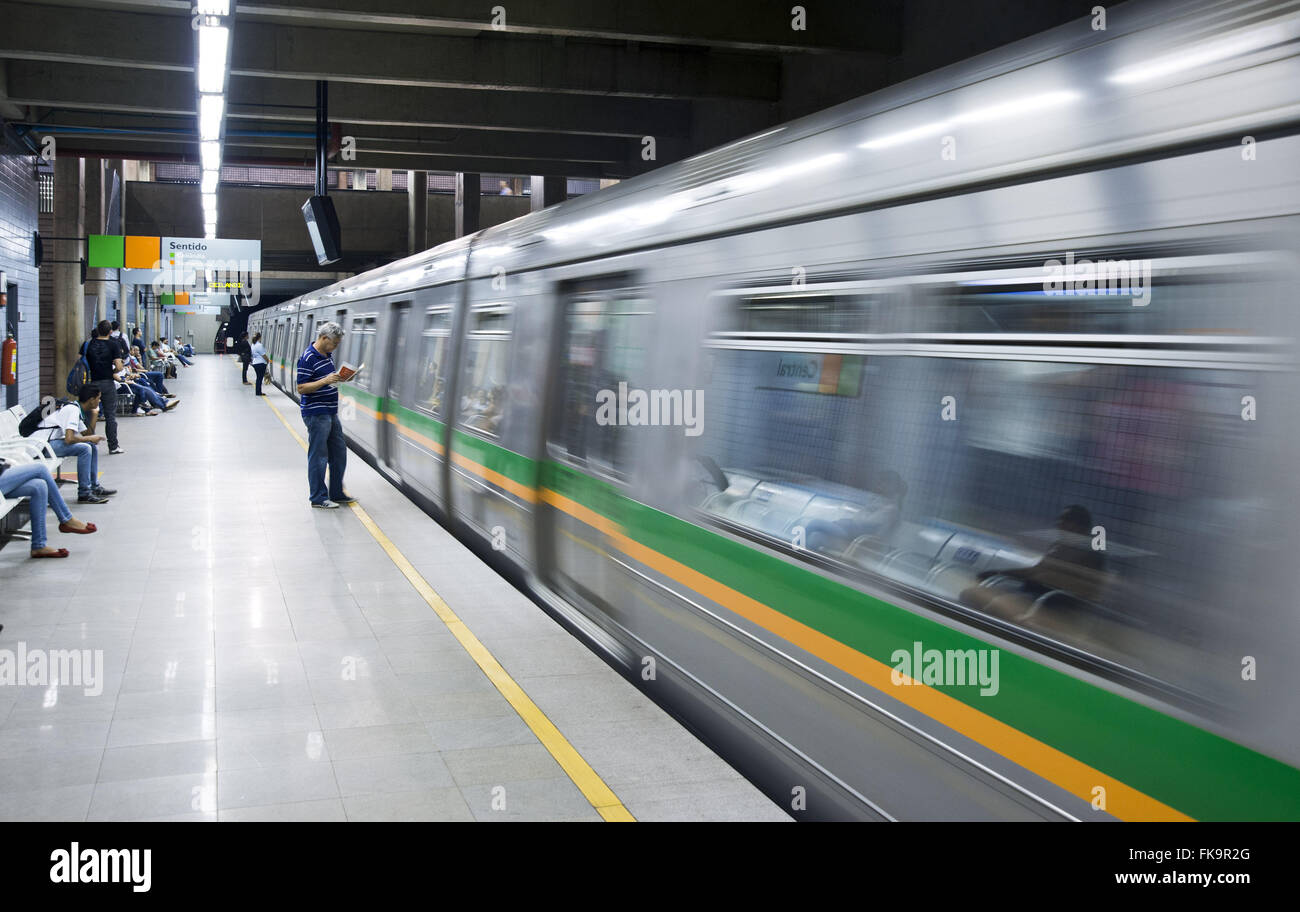 Hauptbahnhof-U-Bahn-Plattform Stockfoto