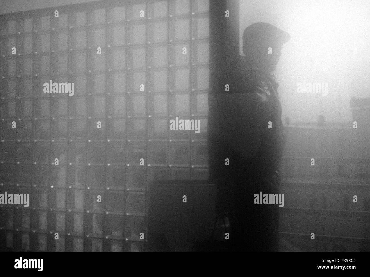 Silhouette des Mannes und Block Glas, Amtrak Train Station, New Jersey, USA Stockfoto