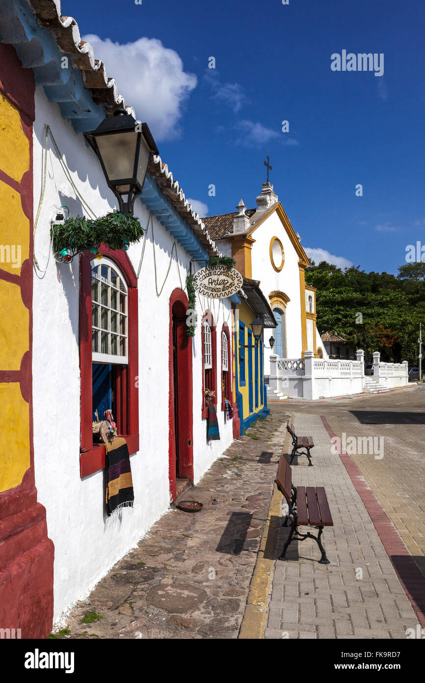 Häuser und die Kirche unserer lieben Frau braucht im Stadtteil Santo Antonio de Lisboa Stockfoto