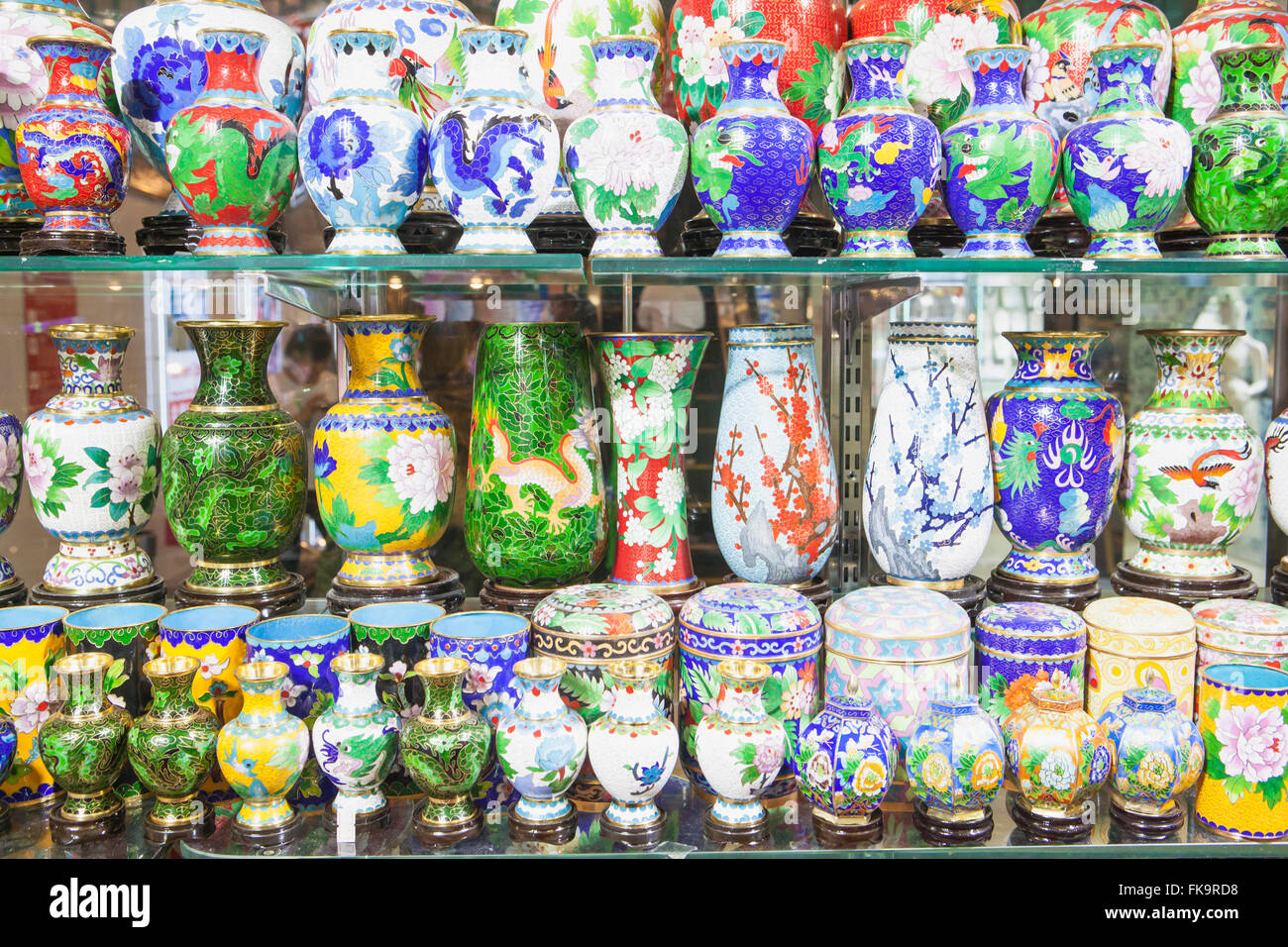 Cloisonne Gläser und Vasen in einer Shopping Mall, Peking, China Stockfoto