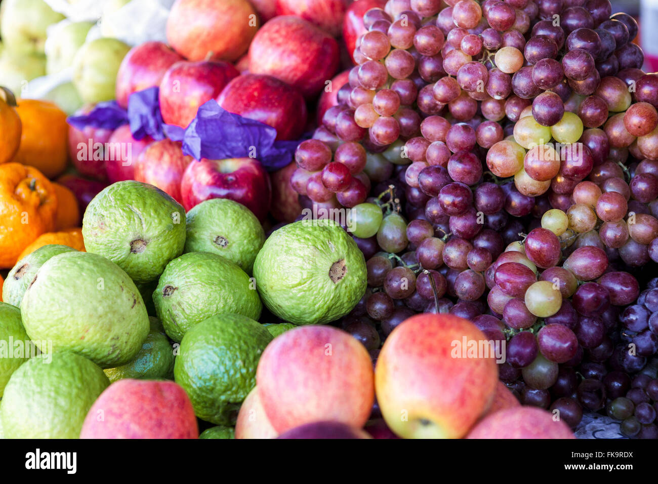 Detail der Open-Air-Frucht - Guave, Traube und Einstreu Stockfoto