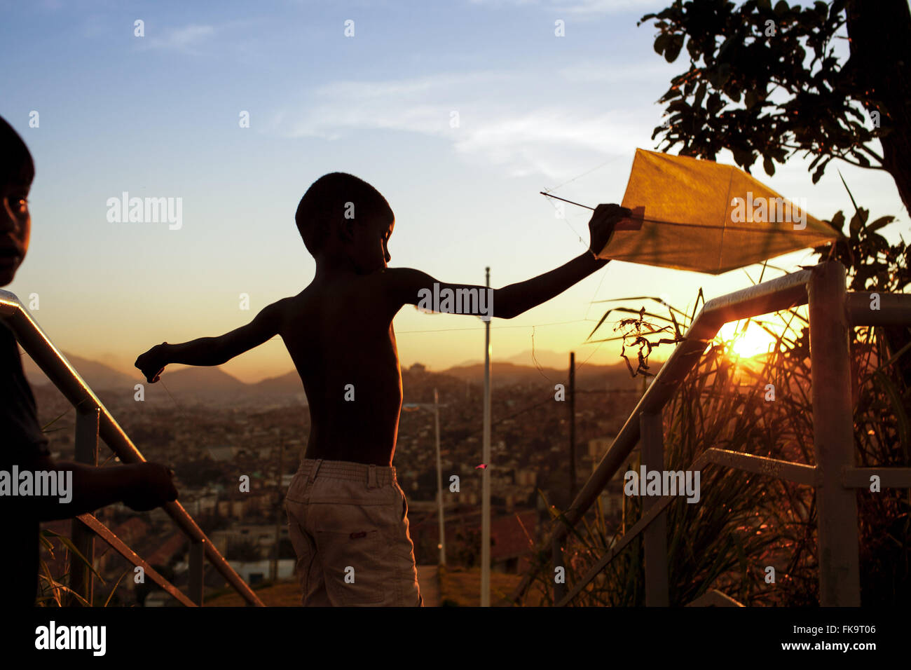 Sehen Sie den Sonnenuntergang von der Morro Do Alemao Komplex in Goodbye Stockfoto