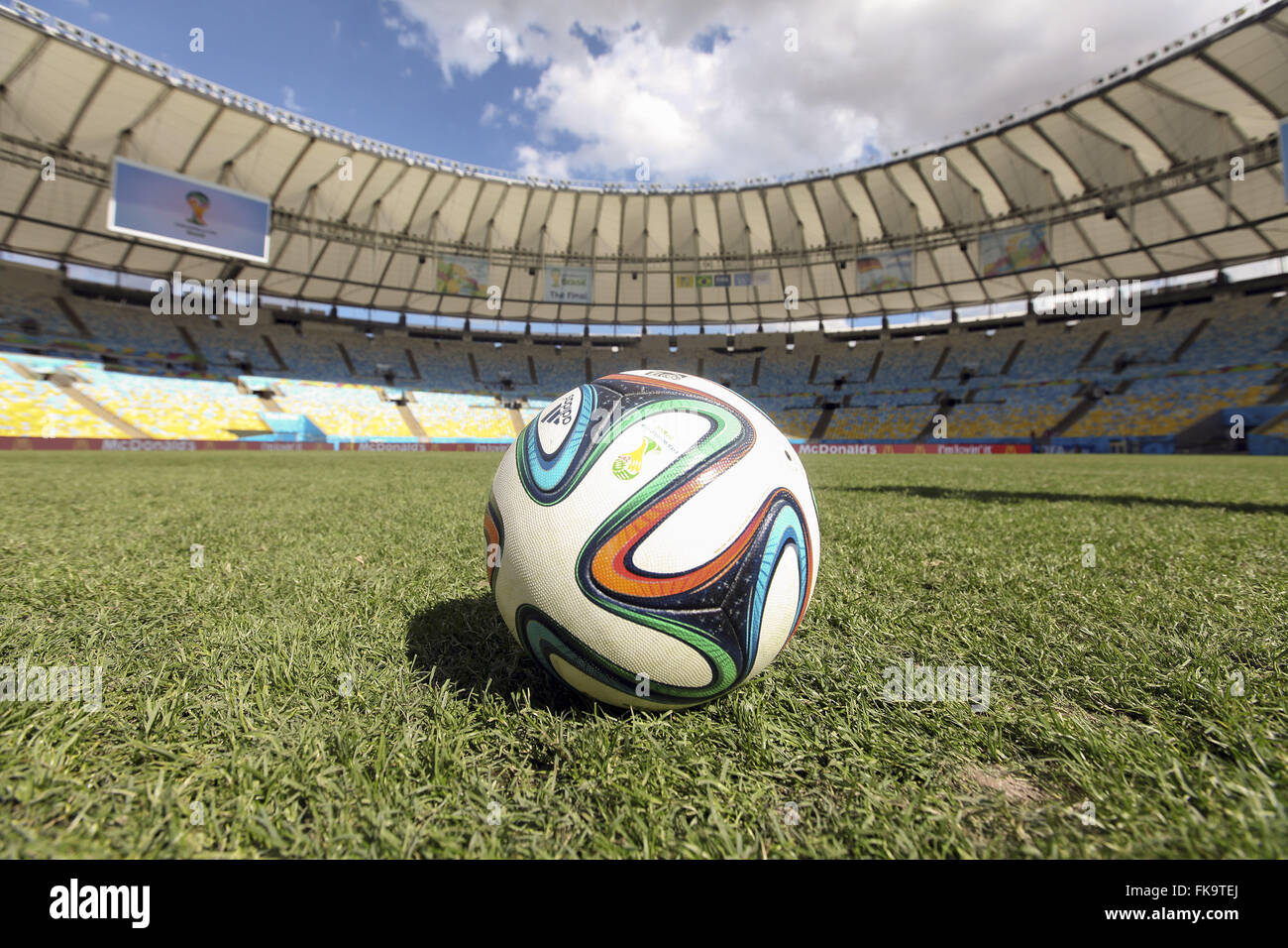 Brazuca Offizieller Spielball für die WM 2014 im Estadio Do Maracana arena Stockfoto
