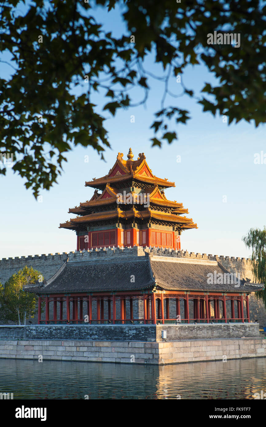 Eckturm und Wassergraben, die Verbotene Stadt, Kaiserpalast der Ming und Qing Dynastien, Peking, China Stockfoto