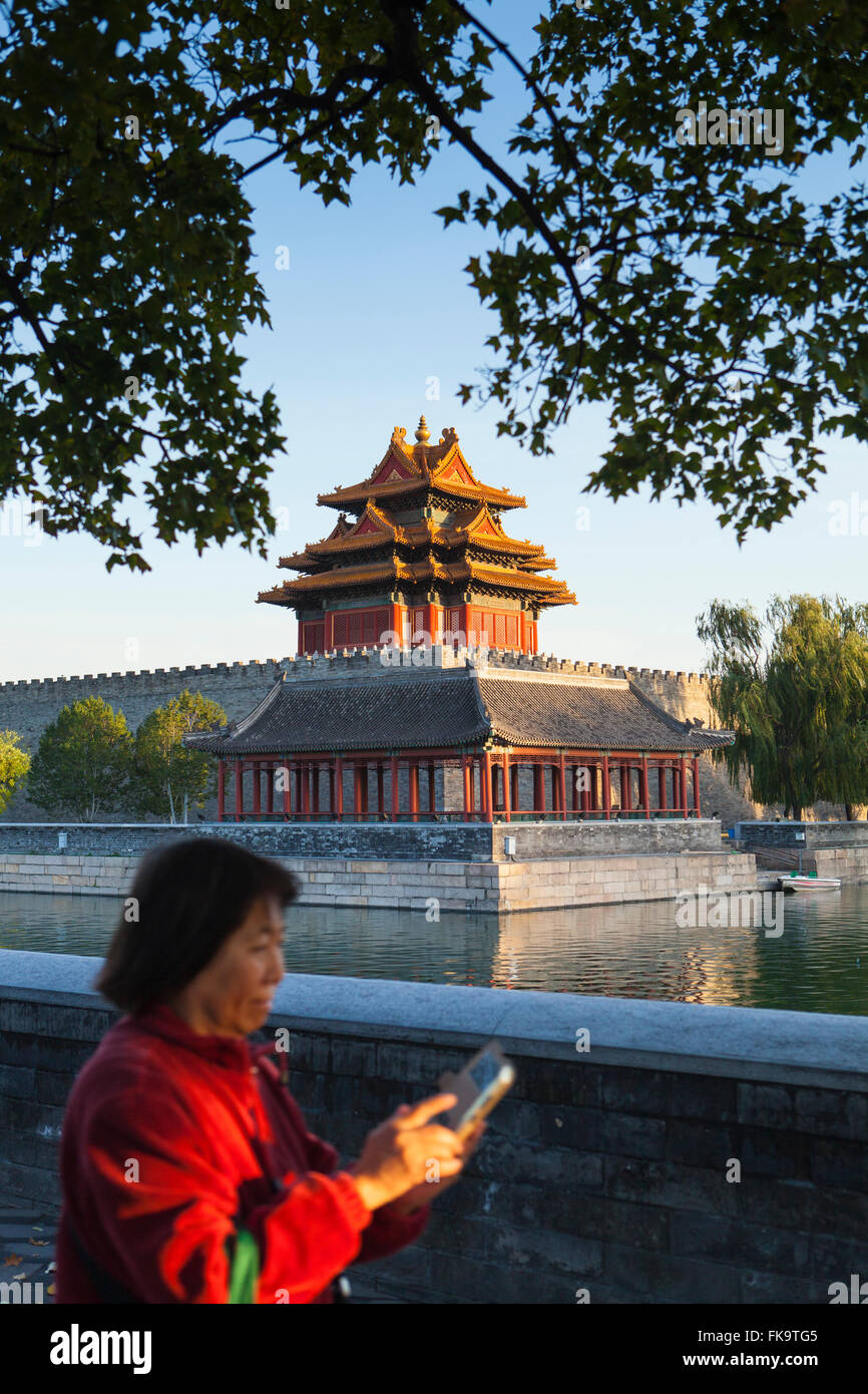 Chinesische Touristen fotografiert ein Eckturm und Wassergraben, der die Verbotene Stadt, Kaiserpalast der Ming- und Qing-Dynastien, Stockfoto