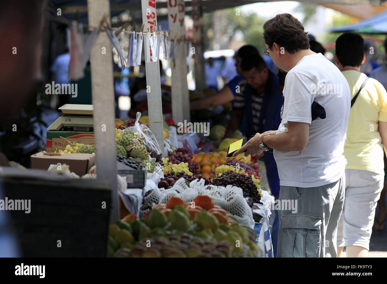 Verbraucher bezahlen Bargeld auf der Open-Air-Markt Jardins Nachbarschaft, west Stockfoto