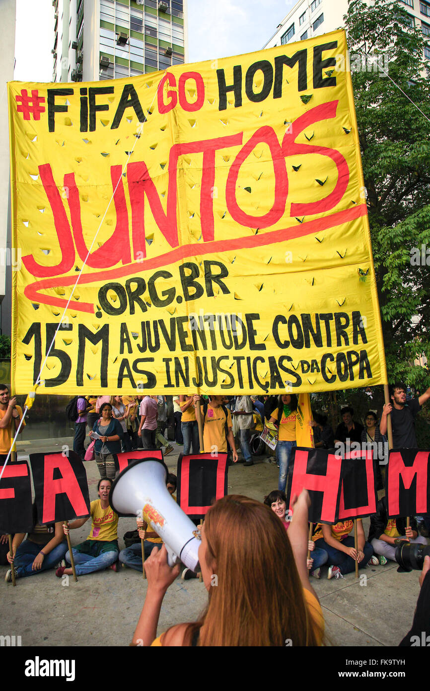 Kundgebung gegen den World Cup in Paulista Avenue Stockfoto