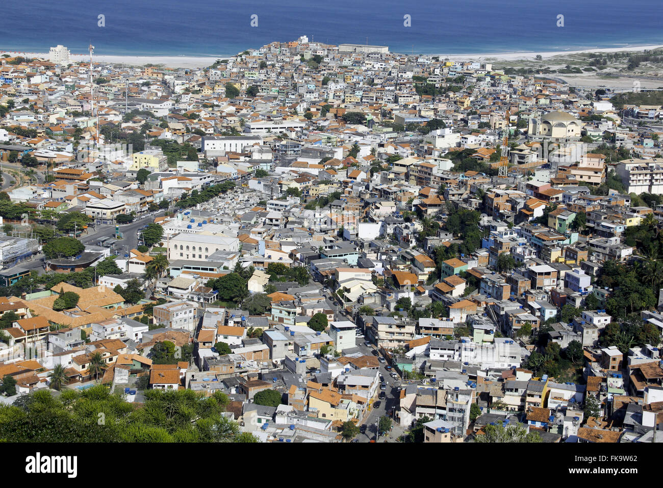 Blick auf die Stadt mit Morro da Boa Vista und Praia Grande im Hintergrund aus dem Morro da Cabocla Stockfoto